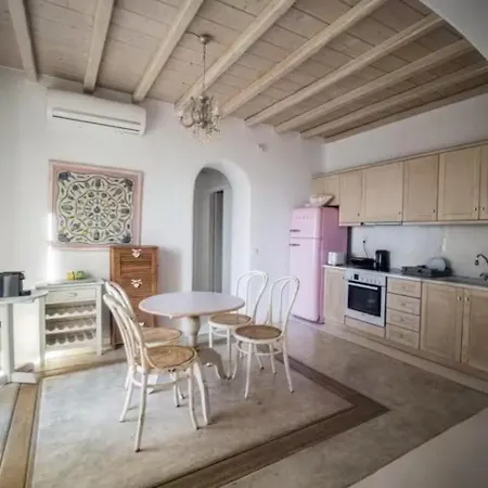 White Rock & ホテル Houlakia